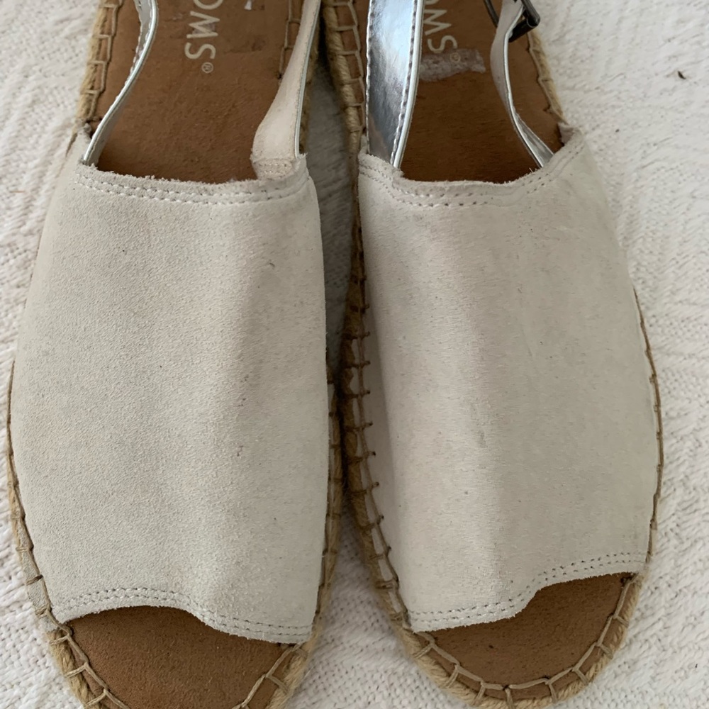 Tom’s cream suede open toe & metallic back strap espadrille